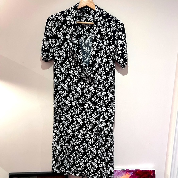 Flattering lightweight crepe wrap dress floral print - Picture 2 of 6